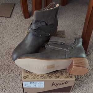 Avanti Women's Gray Ankle Boots